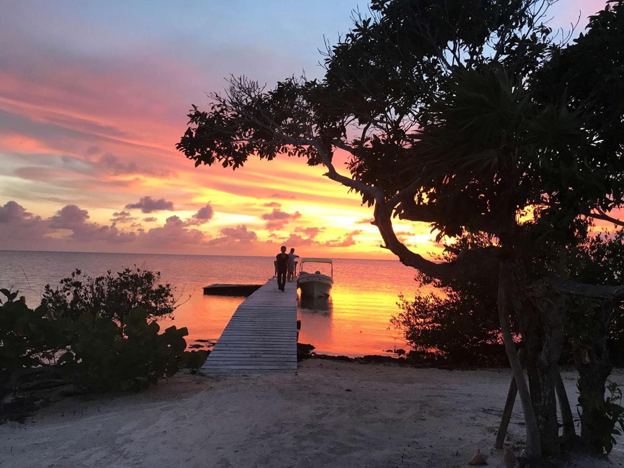 Mahogany Bay Resort And Beach Club, Curio Collection San Pedro  Zewnętrze zdjęcie